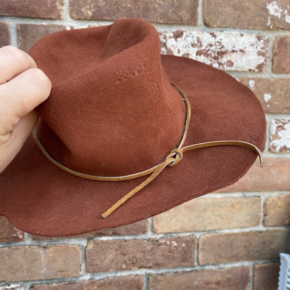 DKNY Floppy brown hat. Felt.